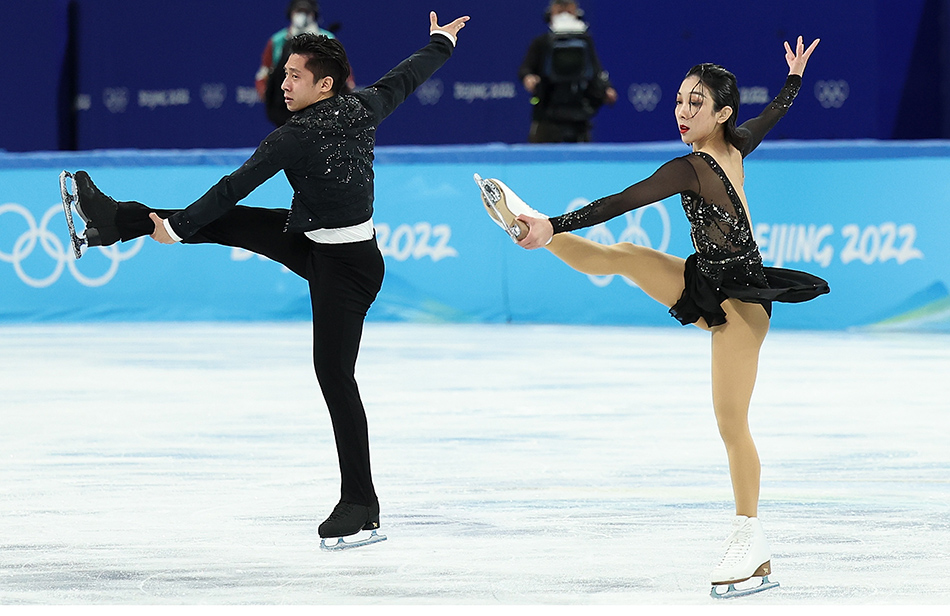 2月4日，中国选手隋文静/韩聪（左）在团体赛双人滑短节目比赛中。曹灿/新华社 图