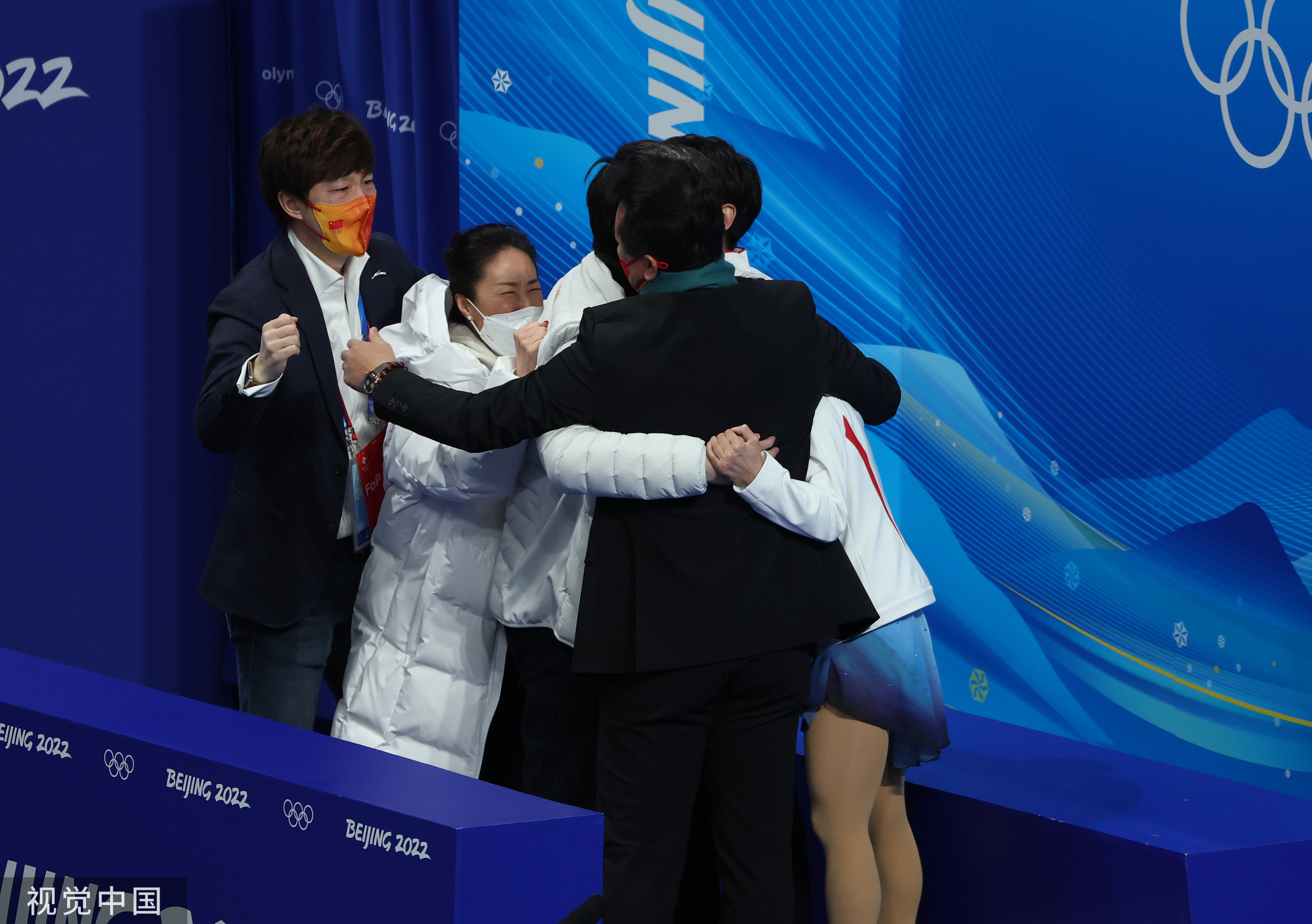 弟子们和赵宏博,申雪拥抱