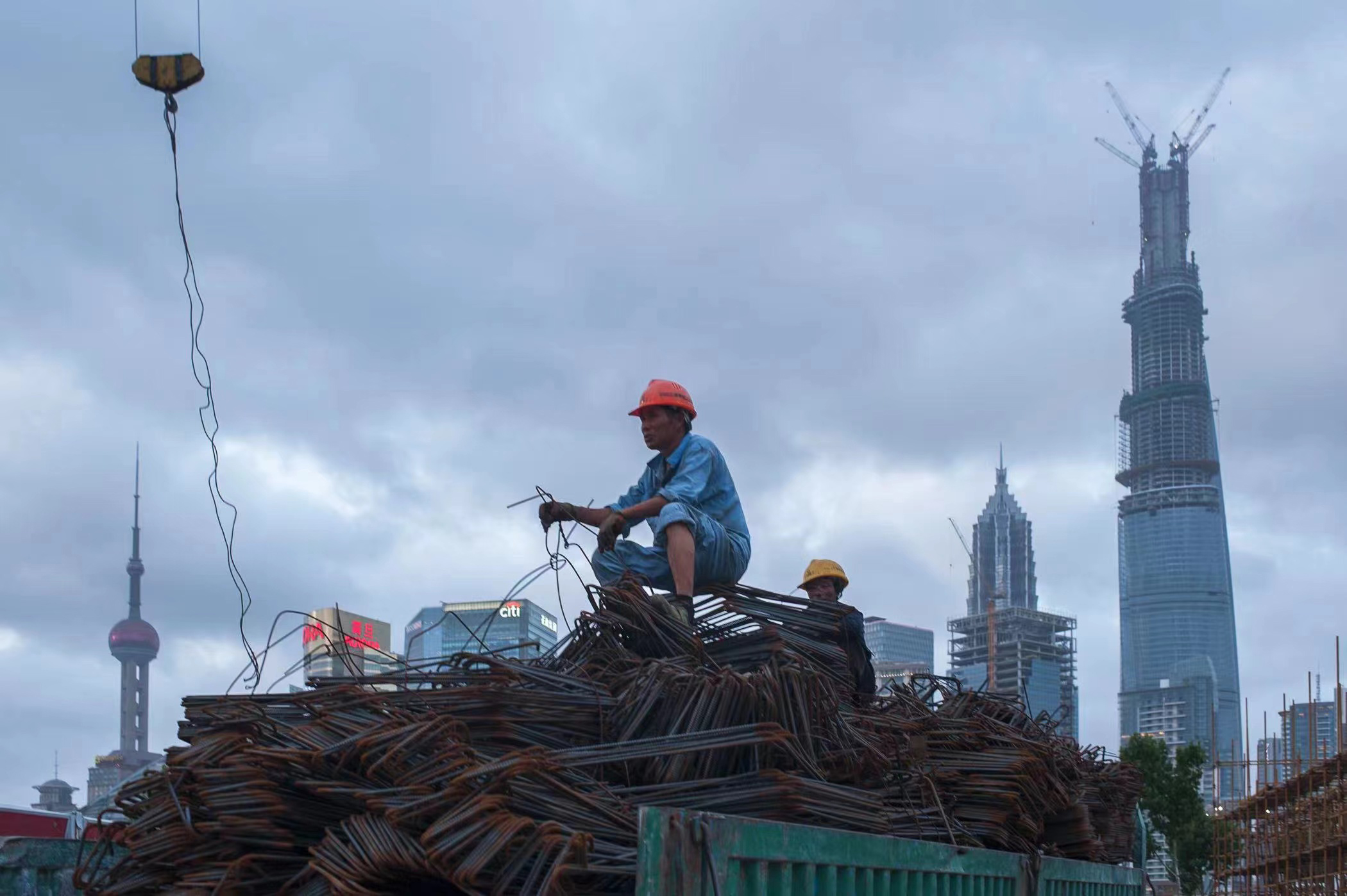 2013年7月13日,中国上海,豫园附近的一个建筑工地上,一名建筑工人坐在