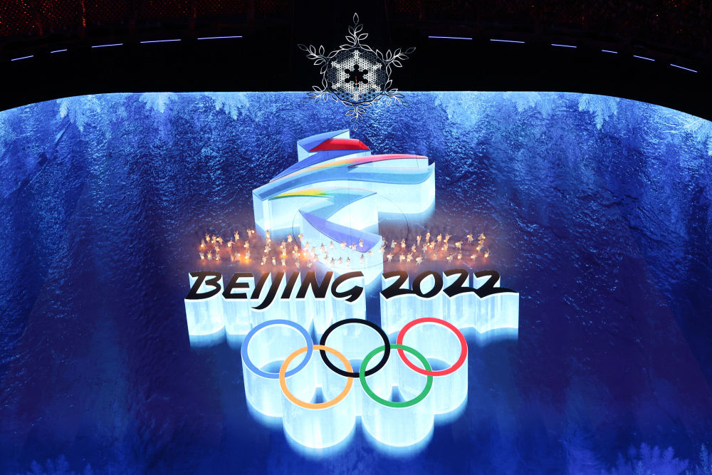 2月20日晚，北京第二十四届冬季奥林匹克运动会闭幕式在国家体育场举行。这是开场“点亮”环节。新华社记者 徐子鉴 摄
