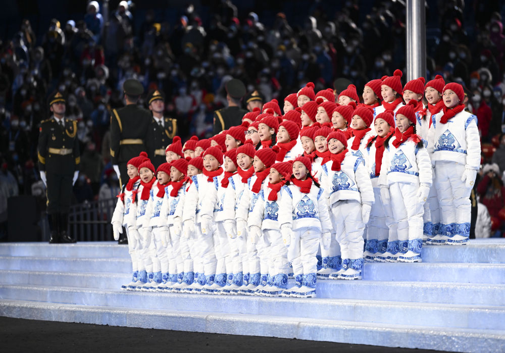 2月20日晚，北京第二十四届冬季奥林匹克运动会闭幕式在国家体育场举行。这是孩子们演唱奥林匹克会歌。新华社记者 鞠焕宗 摄