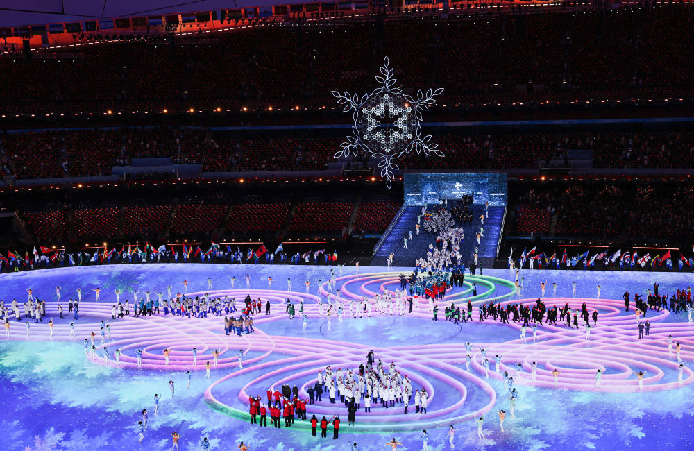 2月20日晚，北京第二十四届冬季奥林匹克运动会闭幕式在国家体育场举行。这是代表团旗帜和运动员入场环节。新华社记者 王婧嫱 摄