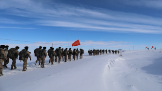 零下20 ℃野营拉练，新疆官兵锤炼顽强意志