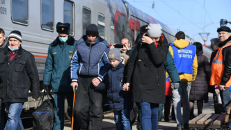 首列载有乌东地区难民火车抵达俄罗斯：约一千人，一半为儿童