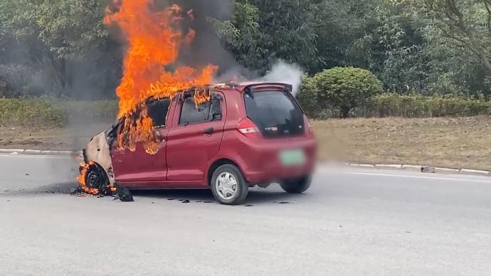 “比德文”电动汽车突然起火，老人被路人提醒慌忙下车