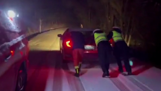 云南嵩明持续降雪致4人凌晨被困结冰公路，消防连夜救援转运
