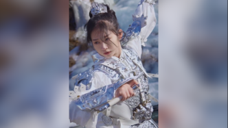 女子用易拉罐制作中国风“冰雪铠甲”：灵感来源于谷爱凌夺冠