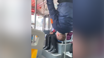 公交车司机等红绿灯时倒挂练“吊环”，乘客：见怪不怪了
