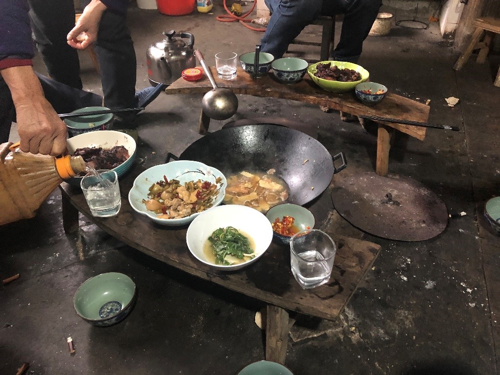 贵州农村在火塘吃饭图片