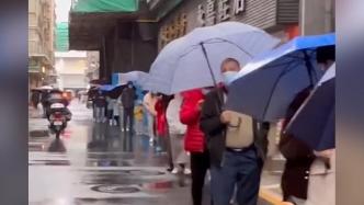 深圳“大白”在风雨中坚守岗位，居民有序排队做核酸