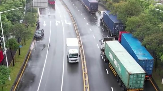 跨境车队雨中集结，70辆卡车口罩和试剂盒送达香港