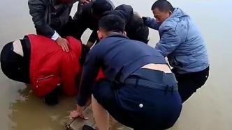 女子身陷黄河滩，警民联手将其救起