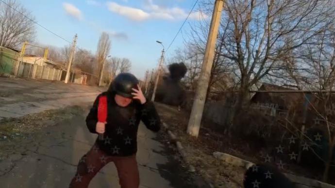 炮击现场！俄罗斯记者在交战区遭炸弹袭击，俯身躲避