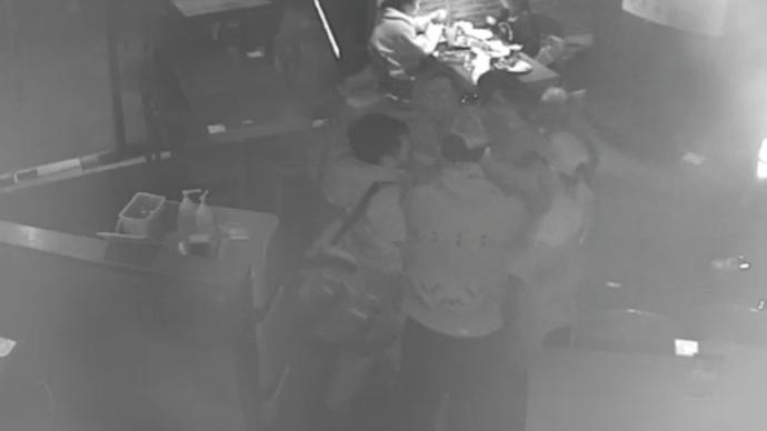 老板和下属在餐厅吸烟不听劝阻，与店员及食客互殴致多人受伤