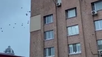 视频｜基辅上空响起民防警报，爆炸致居民楼、商业场所受损