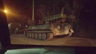 乌俄局势·现场｜24日凌晨，俄坦克和装甲车出现在顿涅茨克