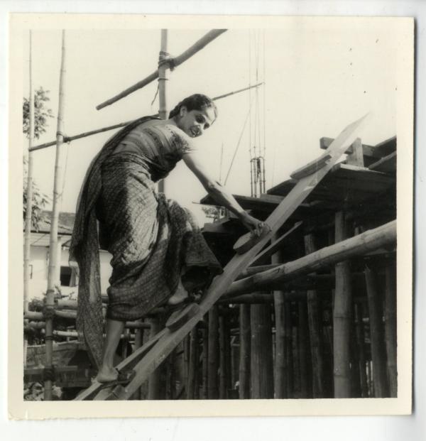 1951年，明奈特·代·席尔瓦在爬梯检查科伦坡一处住宅建设中的混凝土柱 图：Anuradha Mathur, via Museum of Modern Art, New York