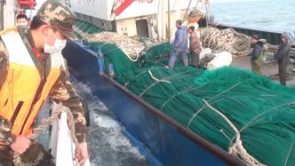 渔民海上作业受伤，海警指派舰艇救援