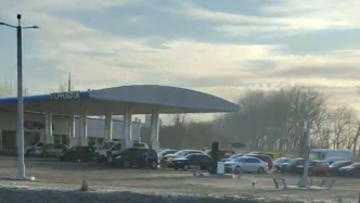 机场关闭后，乌克兰多地民众排长队加油做逃难准备