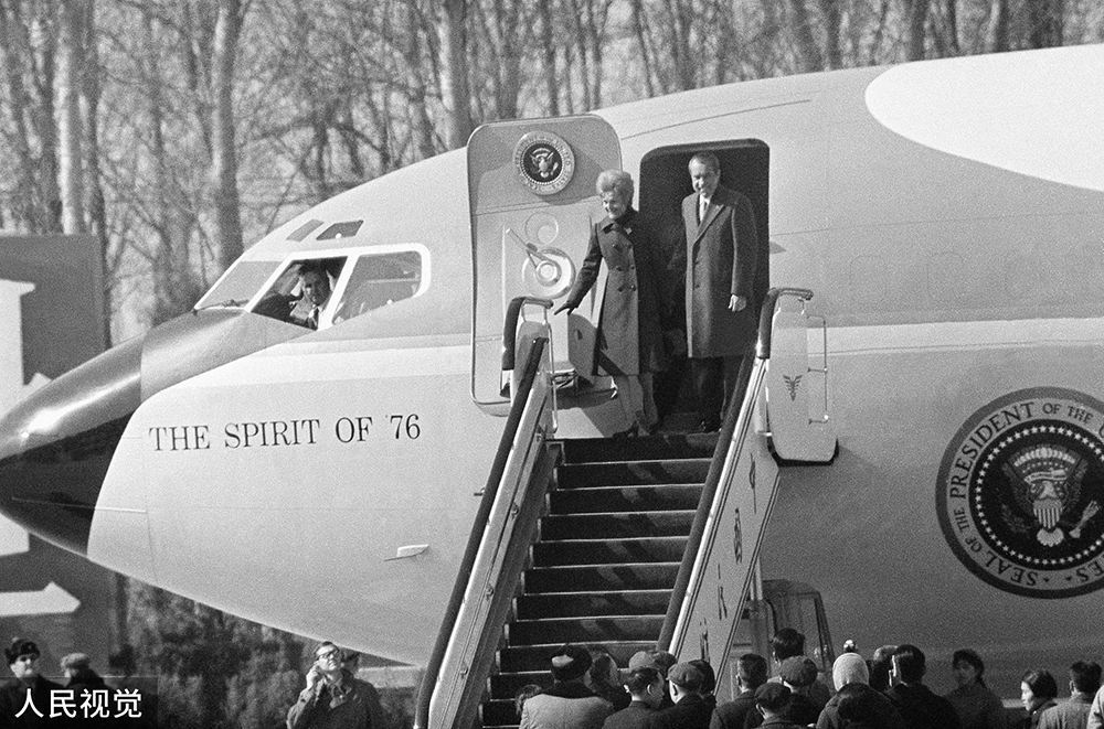 1972年2月21日，北京，美国总统理查德·尼克松和夫人帕特·尼克松乘坐专机飞抵首都机场。 人民视觉 图