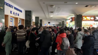 直播录像丨探访基辅火车站：民众举家逃离、士兵武装上前线