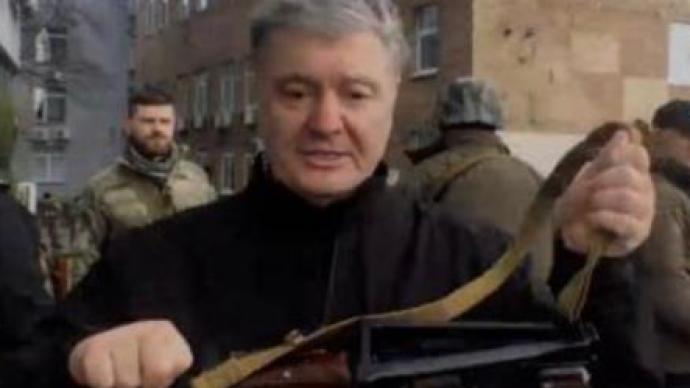 乌前总统波罗申科基辅当街展示步枪：我们可以永远坚持下去