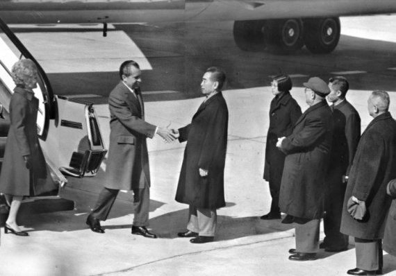 1972年2月21日，时任美国总统尼克松到达北京。 新华社 发