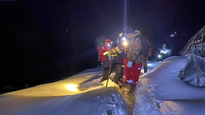 六旬驴友爬天目山赏雪，不慎跌倒致左腿骨折