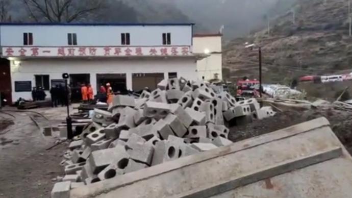 贵州贞丰县一煤矿发生顶板垮塌事故，14人被困救援正进行