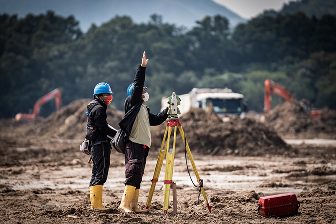 施工人员正在场地测绘,以此加速工程进度
