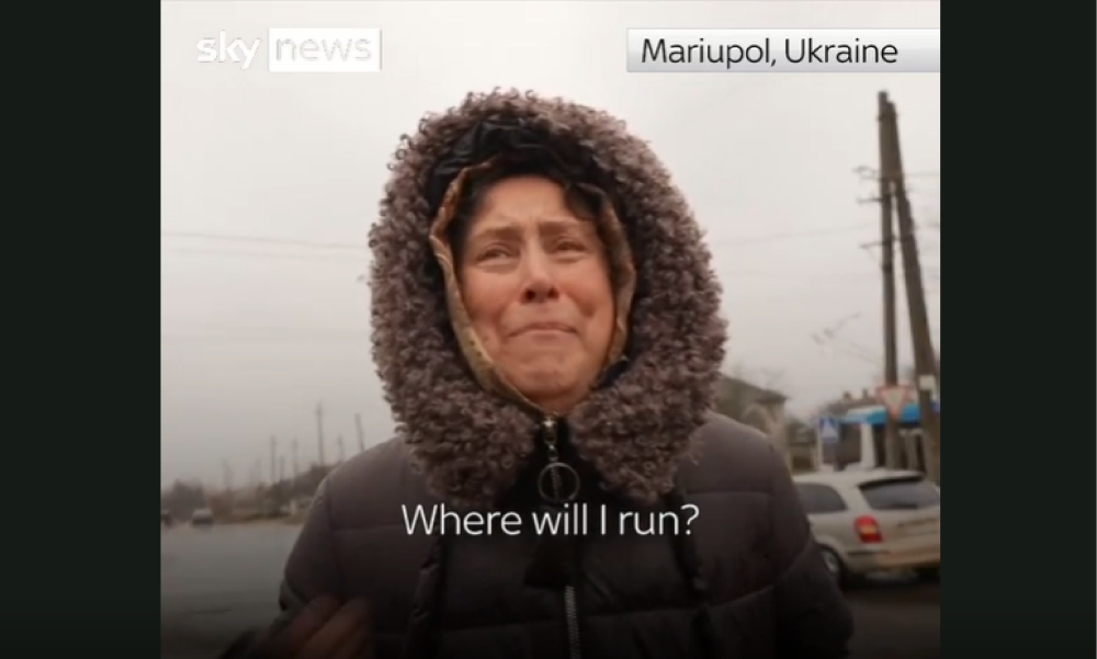 一位乌克兰马里乌波尔市居民在街头哭诉自己无处可去，视频截图来自网络。