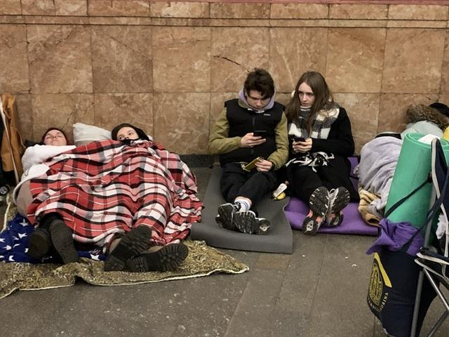 2月25日，人们在乌克兰基辅一处地铁站内避险。新华社记者 鲁金博 摄