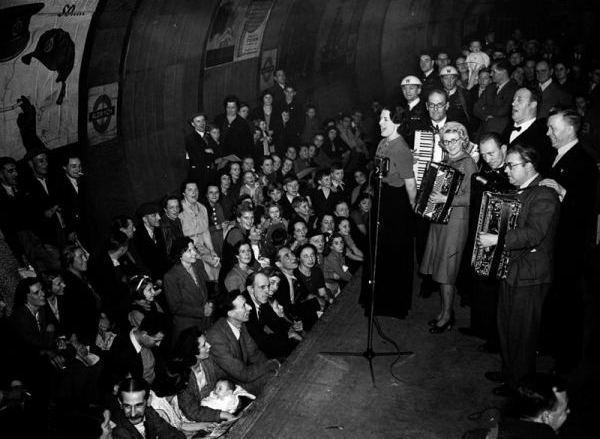 二战遭受德军轰炸期间的伦敦地铁内。