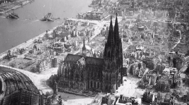 盟军轰炸后的科隆城已成废墟，大教堂基本完好无损。图片来自网络。