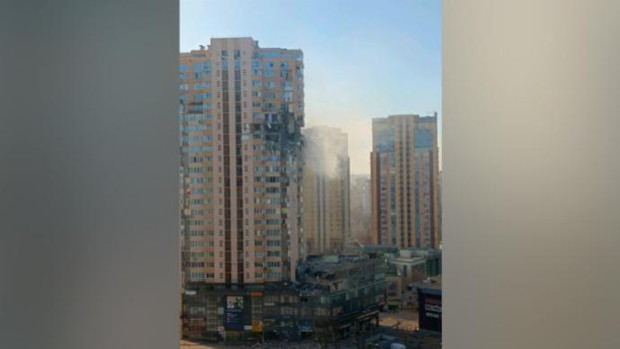 现场丨乌克兰基辅一住宅楼被炸出黑洞，导弹击穿房间