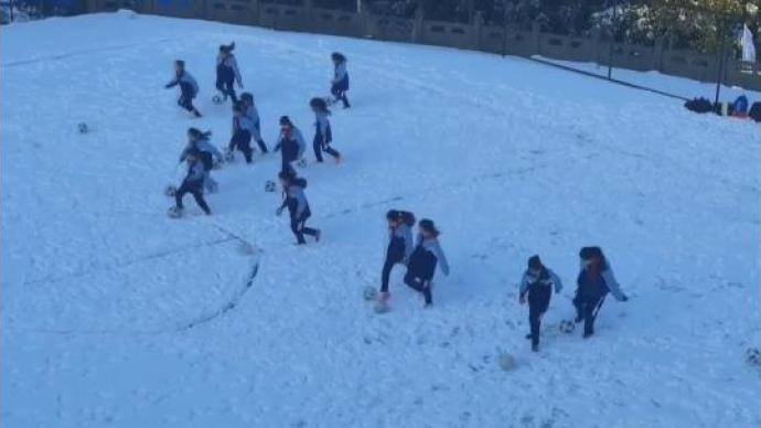 加油！四川一小学女足冒雪练习