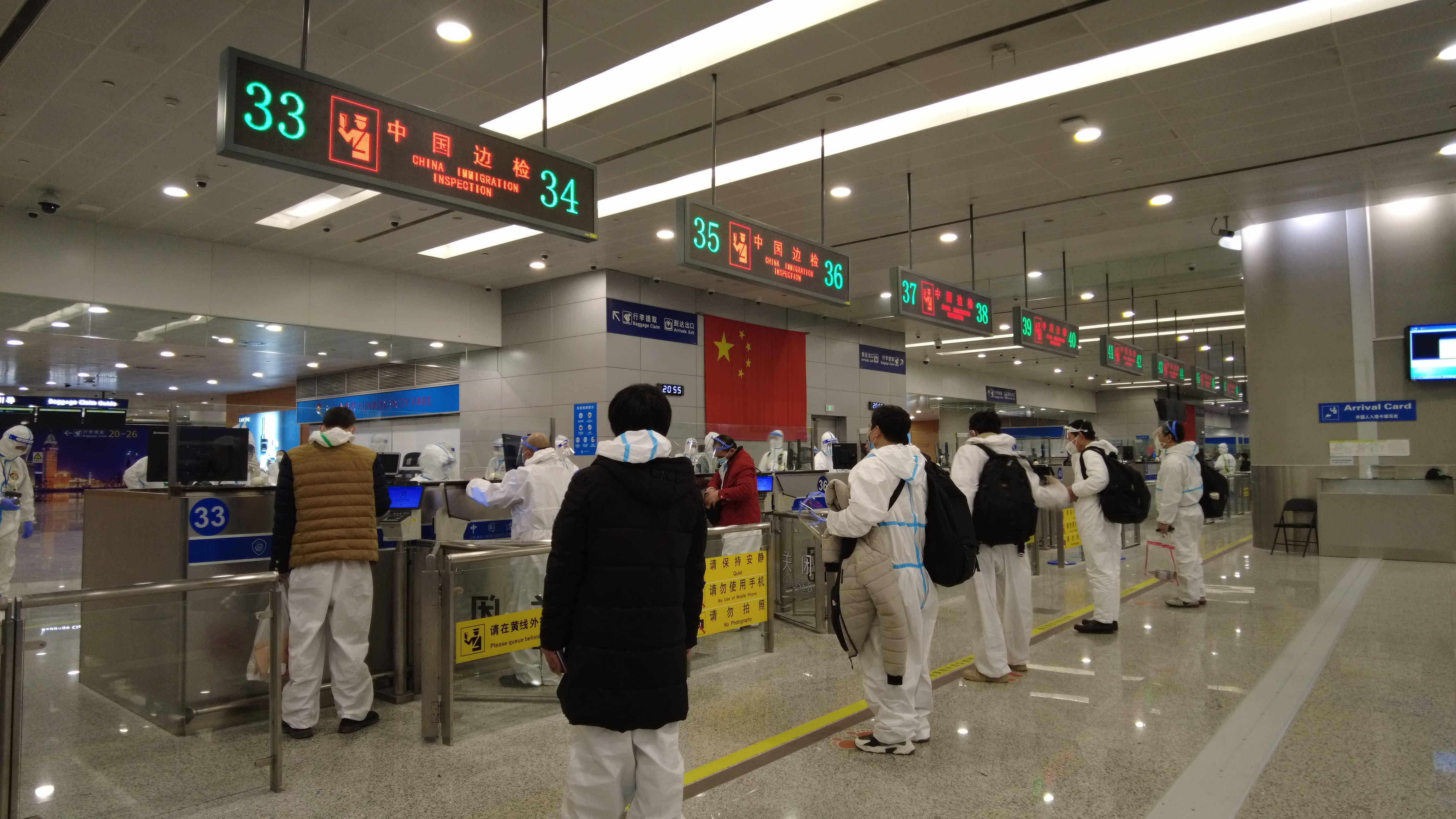 198名一带一路建设者乘包机入境上海边检助顺畅通关