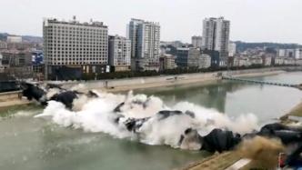 湖南怀化溆浦大桥今日爆破：一阵轰隆声后，大桥瞬间坍塌