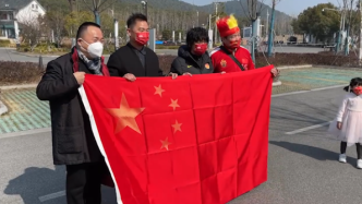 中国女足获赠宋锦国旗