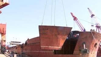 舟山首艘万吨级非法涉海运输内河船被拆解