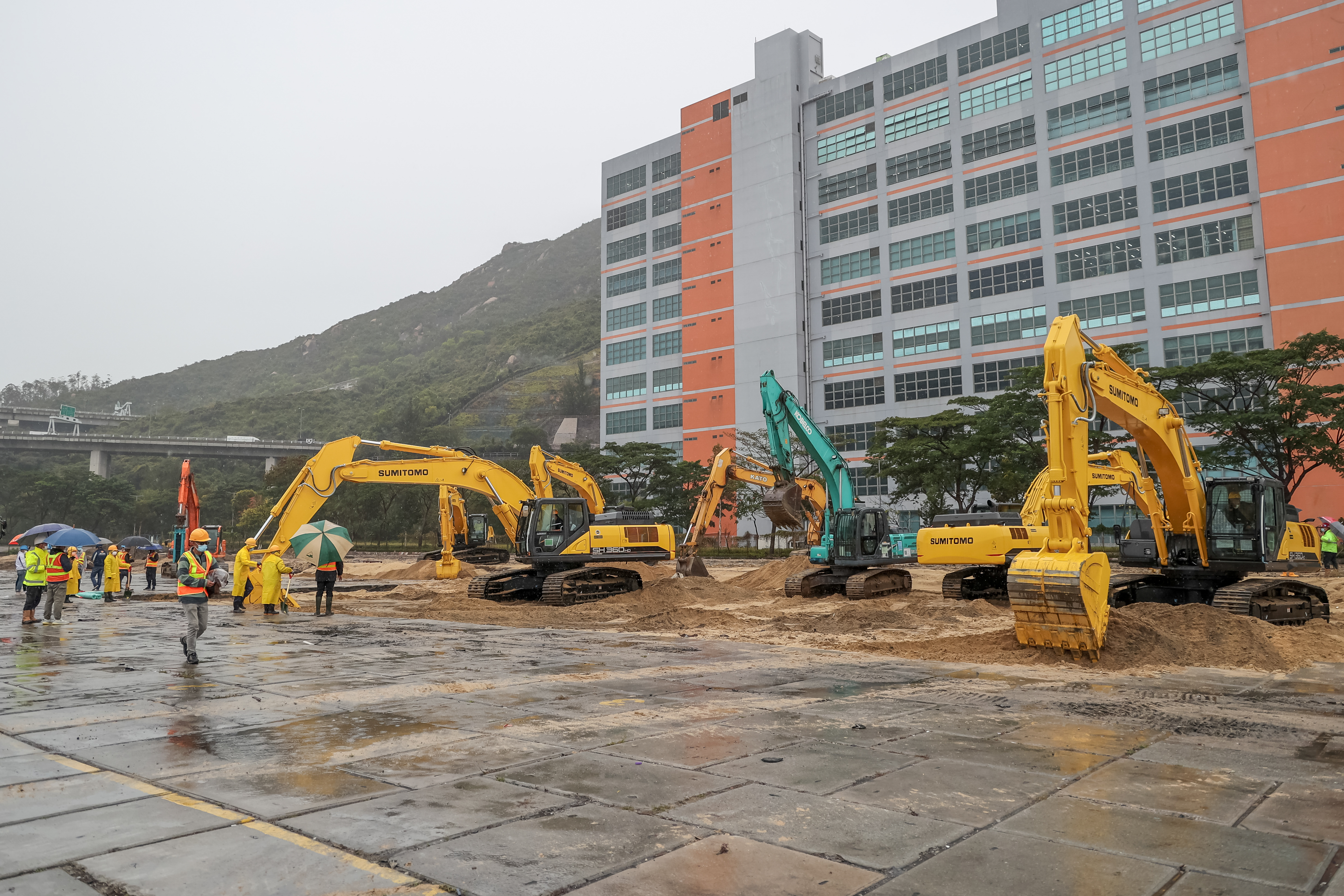 2月22日,香港青衣方舱医院建设工地,项目开工.