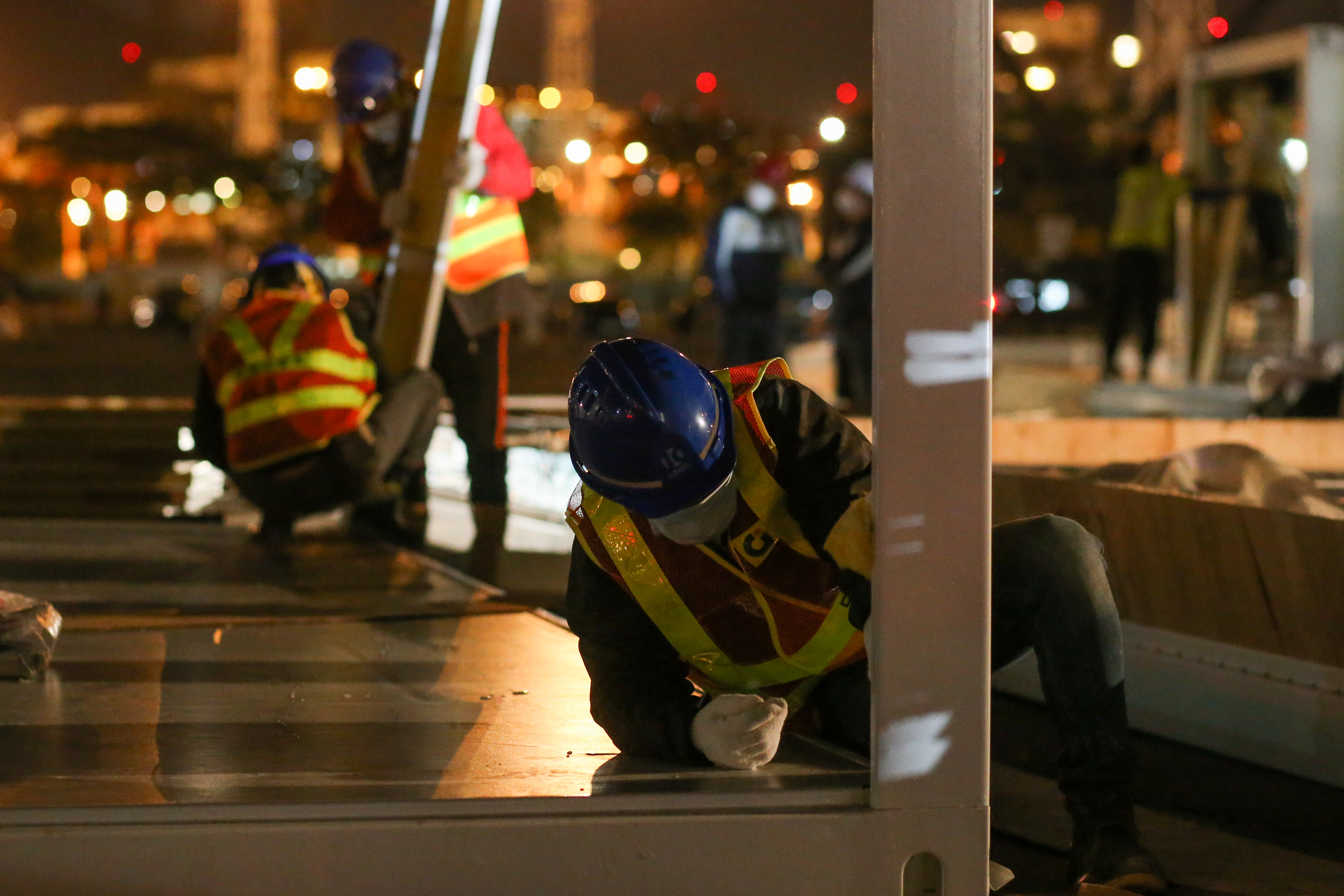 2月23日香港青衣方舱医院建设工地工人正在安装隔离箱体