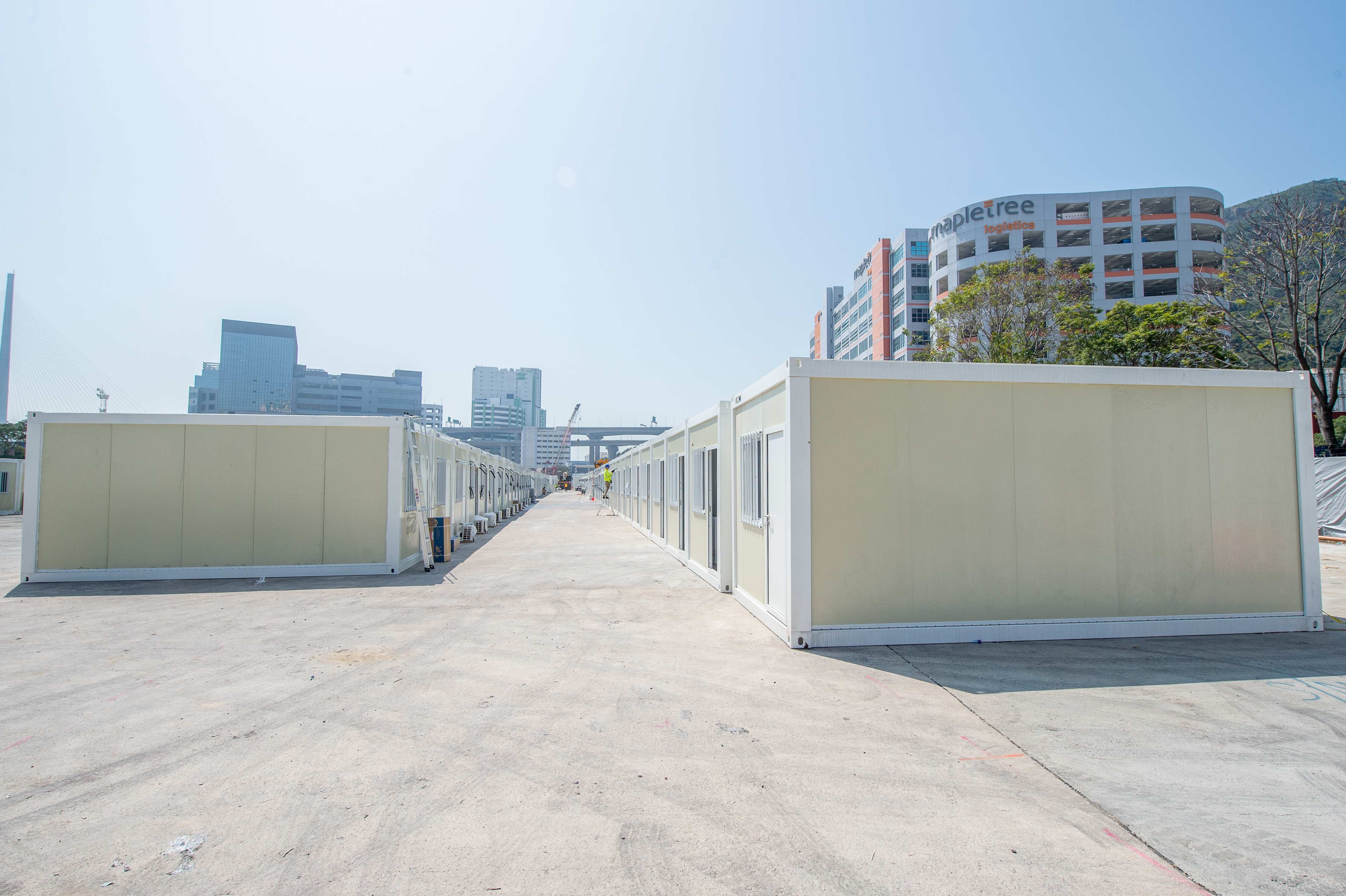 2月26日,香港青衣方舱医院建设工地,工人进行隔离箱体安装.