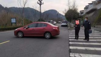杭州一車主停車掛空擋，小車溜坡百米上了主干道