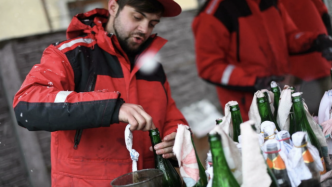 明查丨乌克兰一啤酒厂制作燃烧瓶供应军队作战？