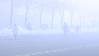 新疆苏兴滩垦区大雾，行人“全副武装”御寒