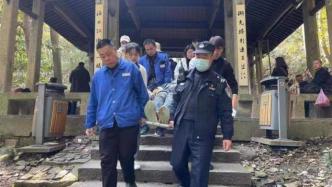 驴友在杭州灵隐景区摔伤，被抬下途中游客纷纷让道