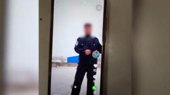 男子非法穿制式警服还在网上炫耀，乘火车时被民警抓获