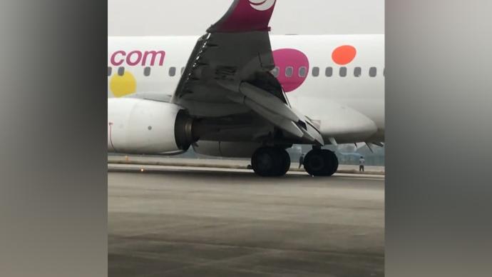 九元航空一飞机紧急迫降长沙黄花机场，乘客从充气滑梯撤离