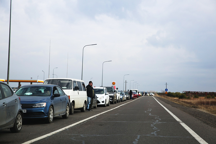 2月27日,在乌克兰克拉科韦茨,车辆排队等待前往波兰方向。近日,大量乌克兰民众已抵达波兰、匈牙利、罗马尼亚等国边境。新华社 图